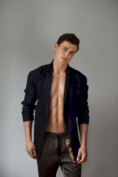 Jack indossa giacca kimono e pantaloni di raso Dries Van Noten.