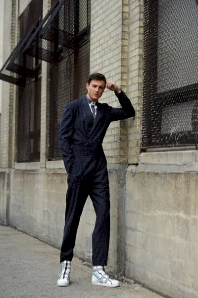 Jack indossa abito doppiopetto 3.1 Phillip Lim, camicia Dolce & Gabbana e scarpe da ginnastica alte Gucci.