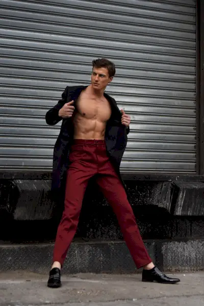 Jack indossa cappotto Lanvin, pantaloni Prada e scarpe Dolce & Gabbana.