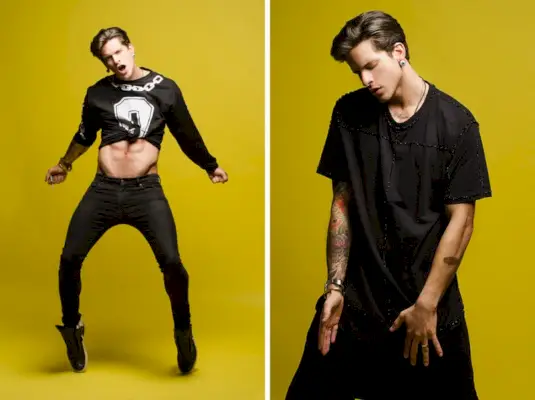 De gauche à droite : Diego porte un sweat-shirt THINK, un jean H&M et des baskets Rick Owens. Diego porte un jean H&M et un t-shirt Walério Araújo.