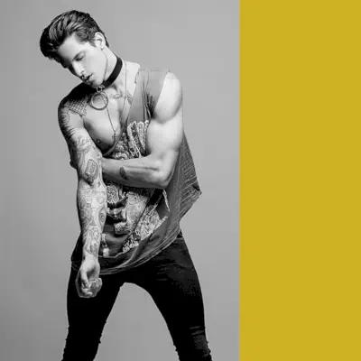 Diego porte un t-shirt vintage de styliste