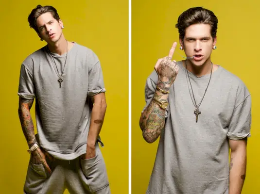 Diego porte tous les accessoires El Pátio, t-shirt et short Zara.