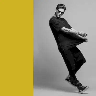 Diego porte un jean H&M, des baskets Rick Owens, un t-shirt et des lunettes de soleil Walério Araújo.