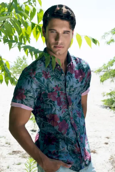 Cody ma na sobie koszulę Tommy Hilfiger i spodnie ASOS.