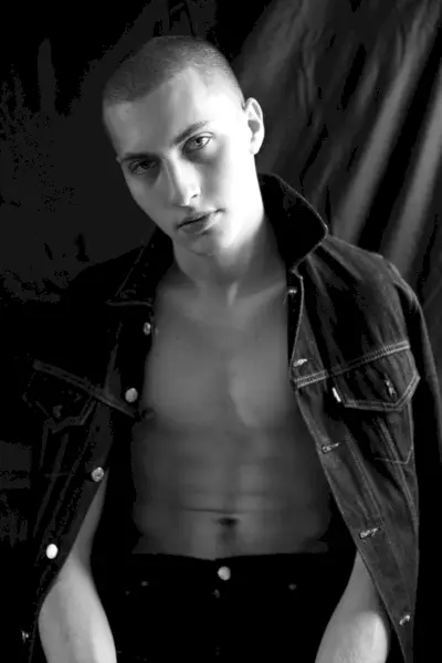 ラファエルはリーバイスのデニムジャケットを着ています