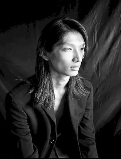 鄭陽さんはヴィンテージのブレザーを着たスタイリスト