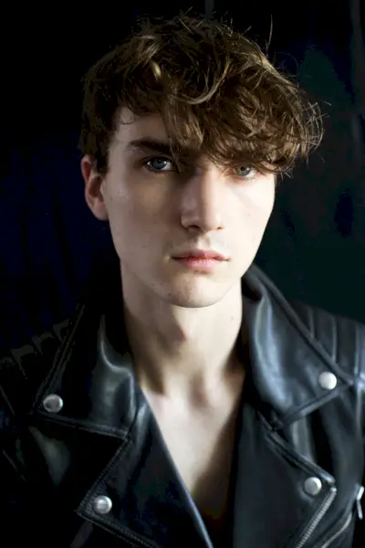 グリフォンはレザー バイカー ジャケット BLK DNM を着用しています。