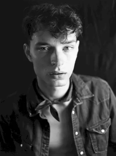 ヘクトルはヴィンテージのボタンアップスタイリストを着ています