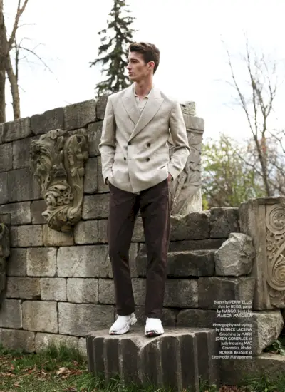 로비는 더블 브레스티드 블레이저 페리 엘리스(Perry Ellis), 셔츠 Reiss, 바지 Mango, 부츠 Maison Margiela를 착용했습니다.