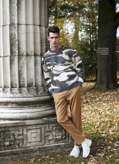 Robbie는 H&M 스웨터, Moncler 바지, Maison Margiela 부츠를 착용했습니다.