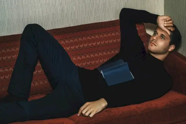 Cody Calafiore viste toda la ropa de Calvin Klein.