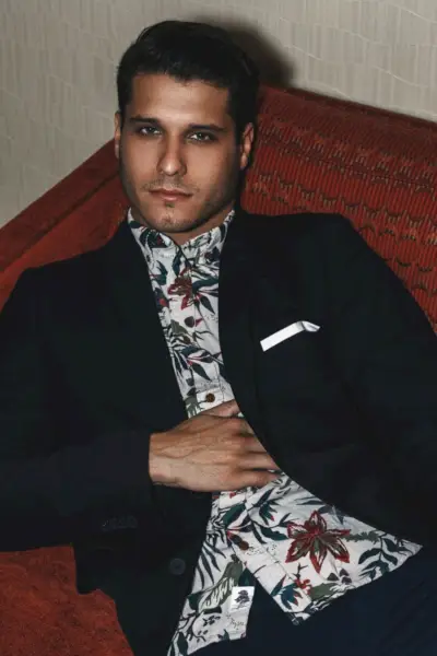 Cody Calafiore viste camisa de Zara, blazer Hugo Boss y pantalón Calvin Klein.