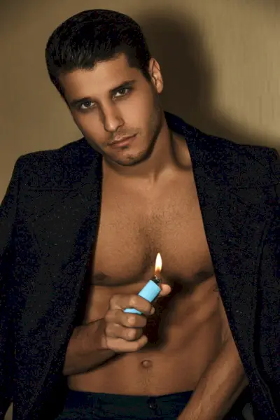 Cody Calafiore viste blazer Burberry y pantalones Calvin Klein.