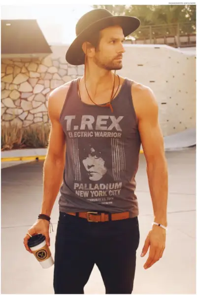 Colin nosí náhrdelníky Kyle Chan a GoodhYOUman, tank Junk Food, klobúk Bixton, opasok Forever 21 a džínsy Levi