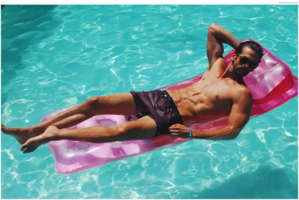 Colin nosí plavky Zara.