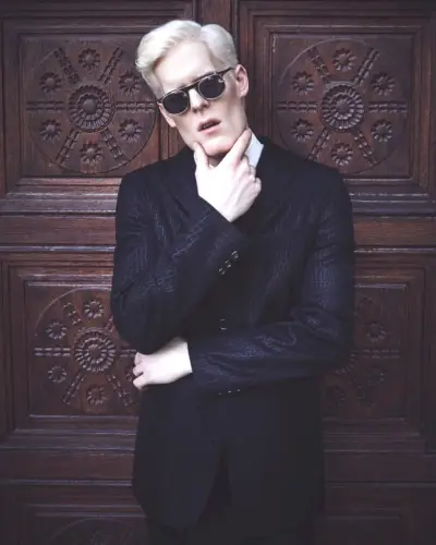 Stephen Thompson bär en Comme des Garçon-kostym med en Ermenegildo Zegna-skjorta, Lanvin-slips och Moscot-solglasögon.