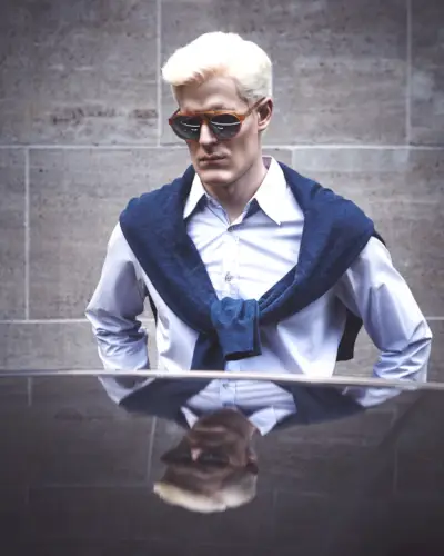 Modellen Stephen Thompson har en Jil Sander-skjorta, Maison och IC Berlin-solglasögon.