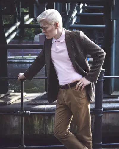 Heidi Rondak fotograferar Stephen Thompson i en El Ganso sportjacka, Polo Ralph Lauren pikétröja, Gant-byxor och ett Zara-bälte.