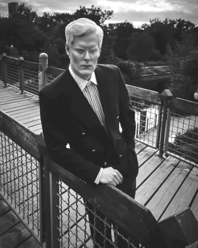 Stephen Thompson har på sig en Paul Smith-kavaj, Ralph Lauren-skjorta, Commes des Garçon-byxor, Roger Vivier-skor, Mykita-glasögon.