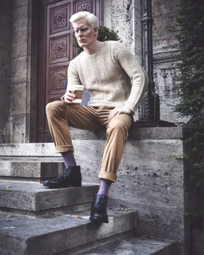 Celso Da Costa Hamelink utrustar Stephen Thompson i en Maison Margiela-tröja, Tommy Hilfiger-byxor, Falke-strumpor och Hugo Boss-skor.