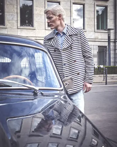 Stephen Thompson har en Jil Sander-skjorta, randig Zara peacoat och David Beckham för H&M Modern Essentials jeans.