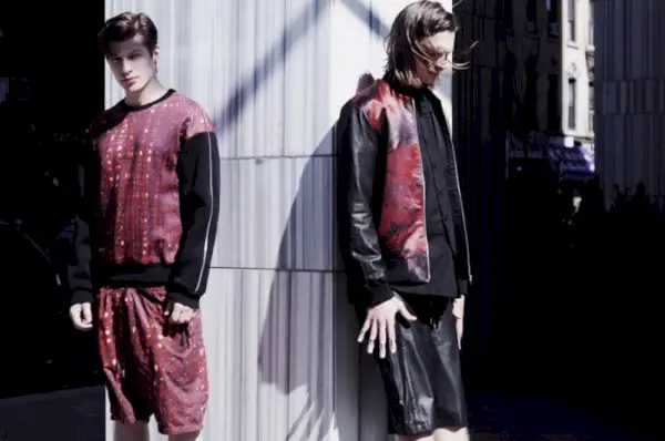 Mešanici dodaja še rdečo, Jordan in Alexey pa sta športna v puloveru in bomber jakni.