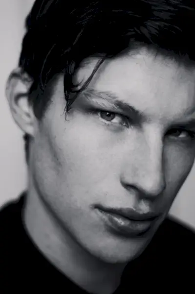 Jordan Paris pozira za črno-belo bližino.