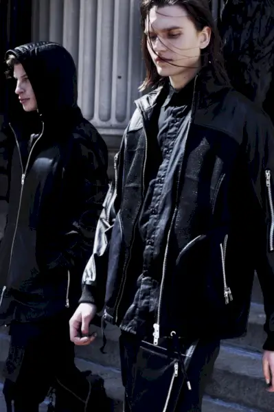 Jordan in Alexey se odpravita v Skingraft, v objemu temne barvne palete