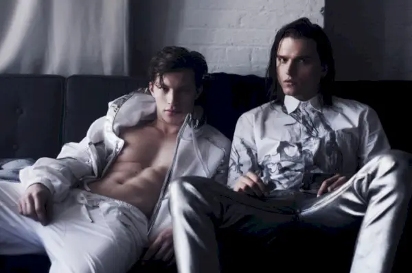 Ko se sproščata na kavču, se Jordan in Alexey ogrejeta v belo-srebrno barvno shemo.