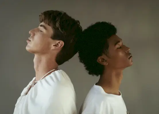 Kledd i hvite topper poserer Rios Gaia og Kai Wright for objektivet til fotograf Gabe Araujo.