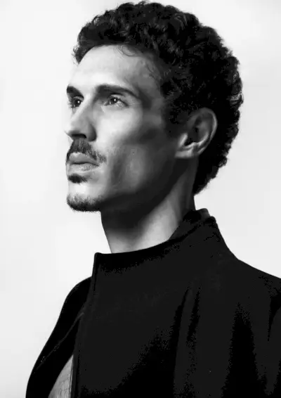 Frank usa casaco Dior Homme.