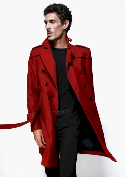 Frank veste calça Dior Homme, casaco Burberry, camiseta e cinto Hugo Boss.