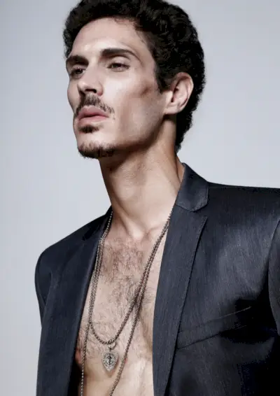 Frank usa terno Dolce & Gabbana e estilista de colares