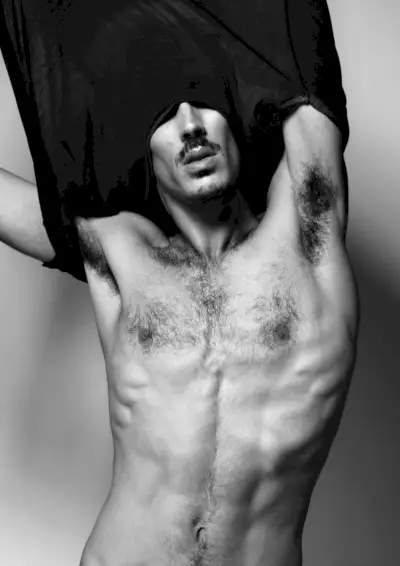 Frank usa camiseta Hugo Boss.