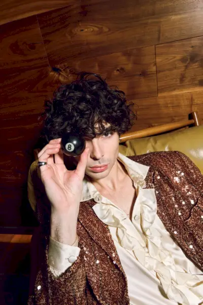 Presley dėvi visus Tanner Fletcher drabužius ir Bottega Veneta batus.