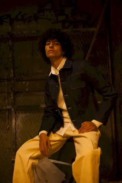 Liam usa jaqueta jeans A.P.C., camisa Gosha Rubchinskiy, calça Carhartt e sapatos Converse.