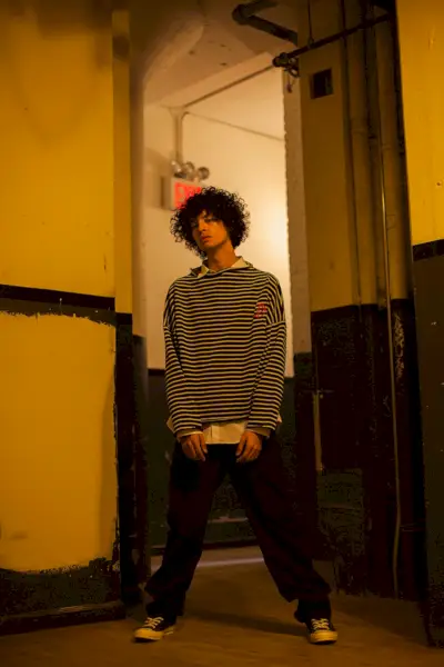 Liam usa calça Dries Van Noten, sapato Converse, camisa e suéter Gosha Rubchinskiy.