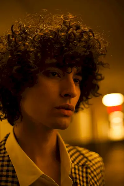 Liam veste casaco AMI e camisa Gosha Rubchinskiy.