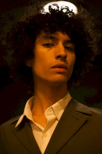 Liam veste camisa Gosha Rubchinskiy e um blazer vintage.