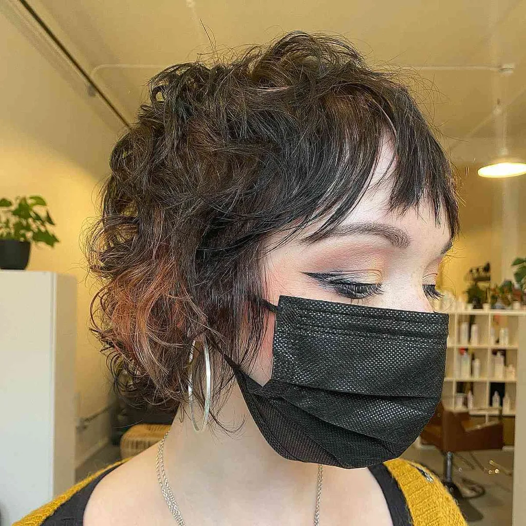 Coupe Shag échevelée avec une frange agitée pour cheveux fins' title=