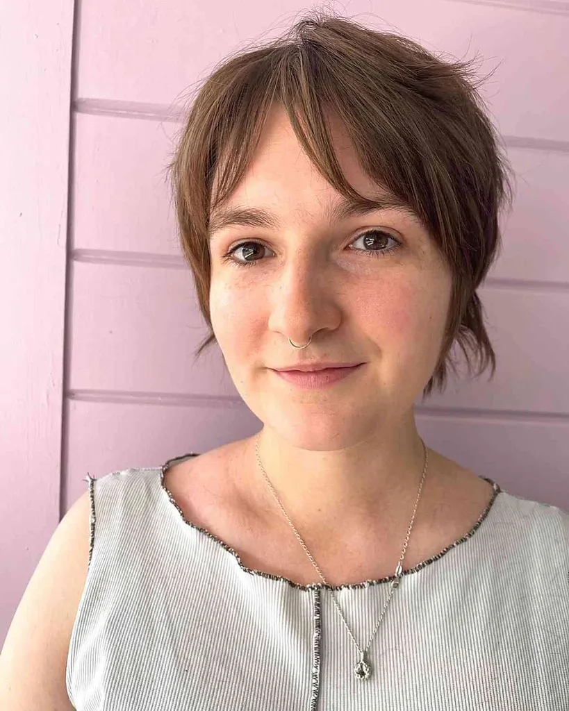 Shaggy Crop avec frange au milieu pour cheveux fins' title=