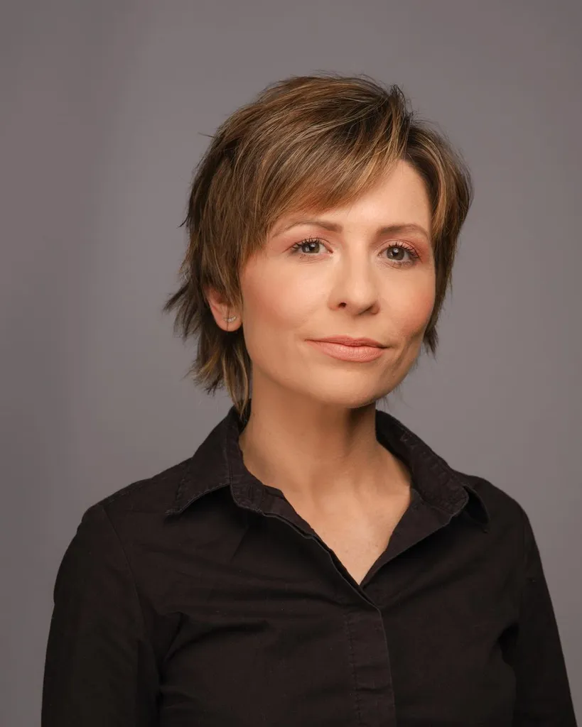 Shag court avec une partie latérale et une frange pour cheveux fins' title=