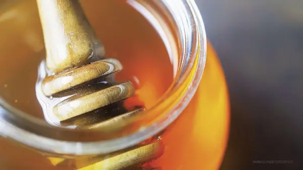 4 Möglichkeiten, in dieser Herbstsaison einen rohen rohen Honig zu genießen