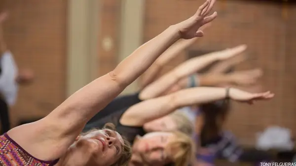 Walcz zmęczenie mięśni czuje się silniejszy w klasie jogi