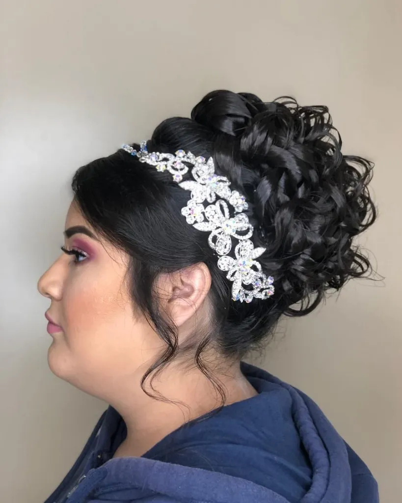 Niedliche Quinceanera-Locken mit Haarband für Hochsteckfrisuren mit dickem Haar' title=