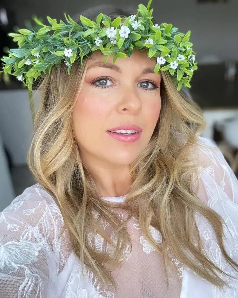 Blühende Locken des Sweet 15 mit einer Blumenkrone' title=