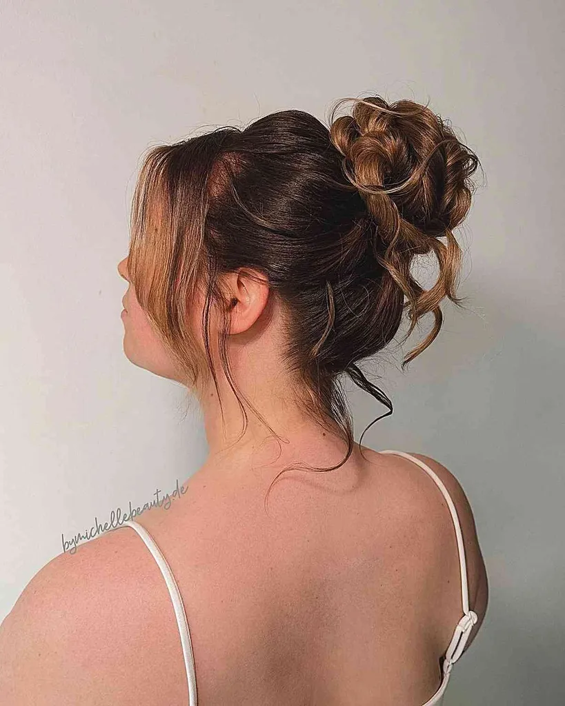 무딘 앞머리가 있는 회색-보라색 부드러운 매듭 업두' title=