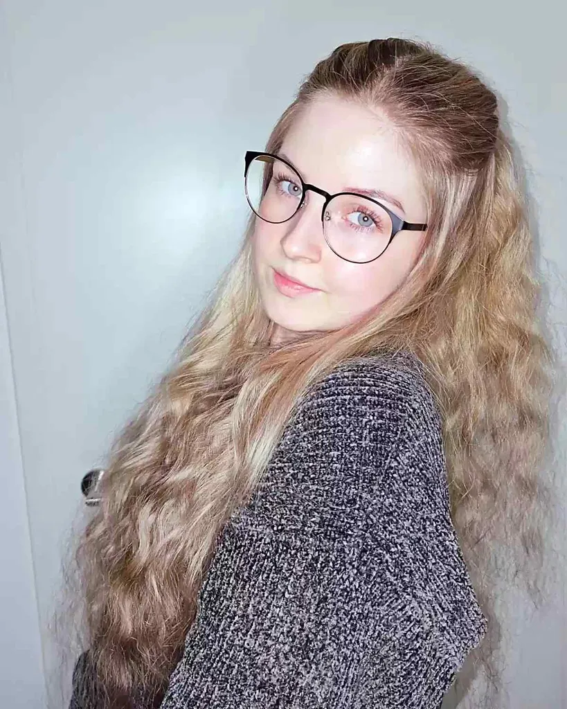 Jumătate Updo formal drăguț și sertizat' title=