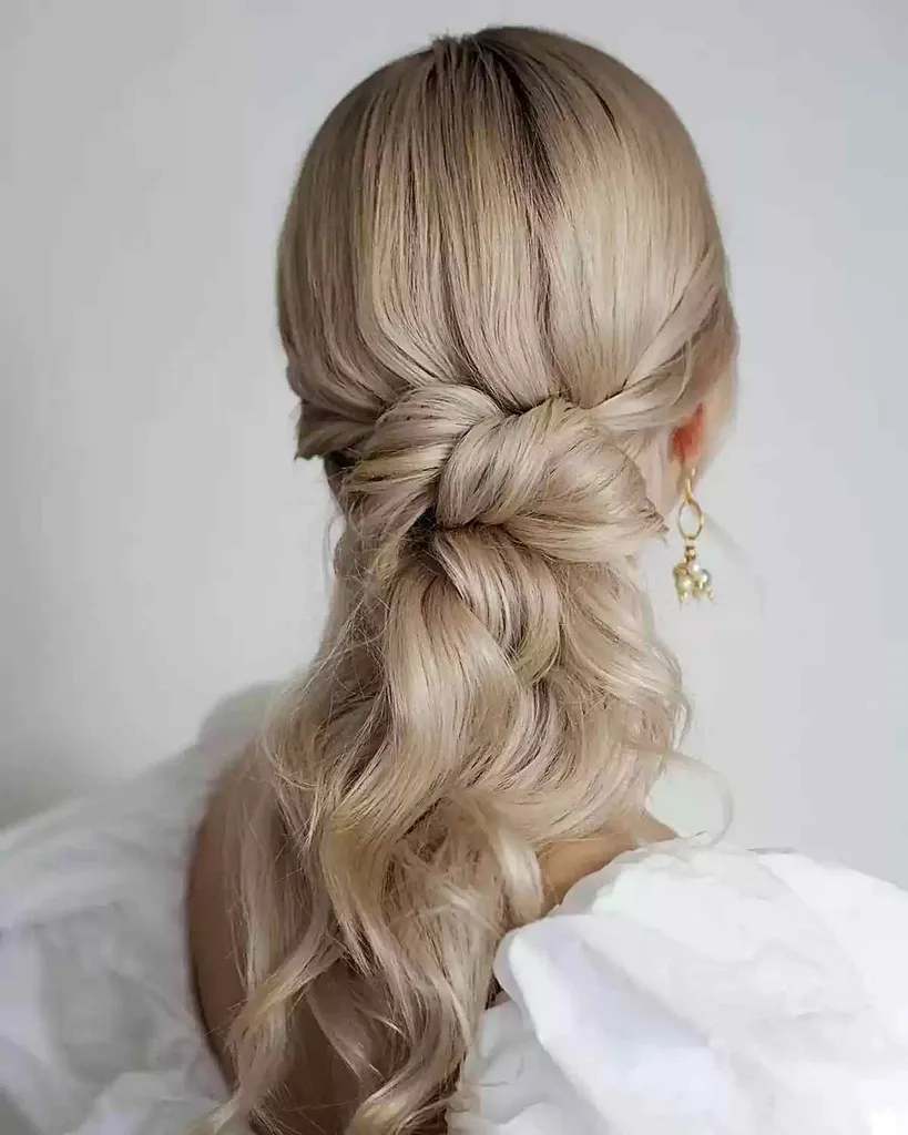 28 de updos-uri formale superbe de care te vei îndrăgosti' title=