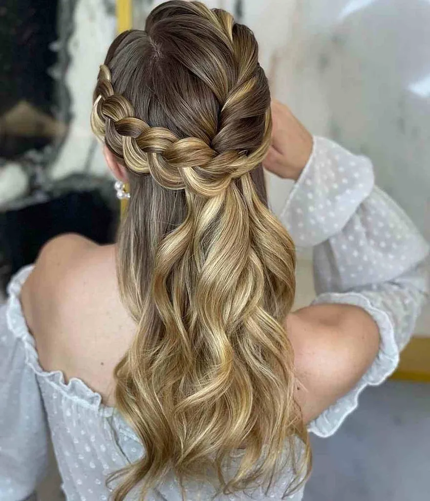 Formalne plecione pół updo dla długich włosów' title=